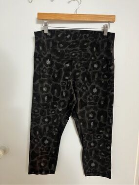 Black Leopard Print Capri Leggings